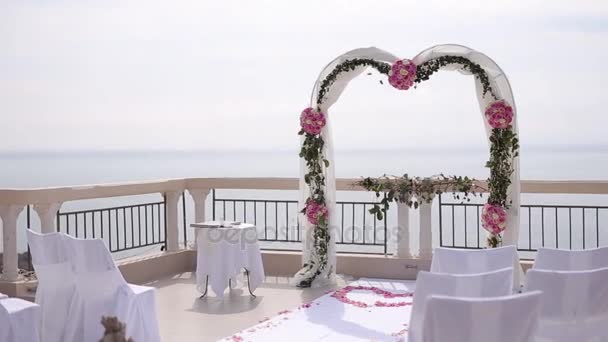 De ceremonie van het huwelijk met uitzicht op het eiland Sveti Stefan in M - Video