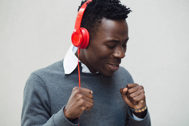 African american man listen music with headphones - Zdjęcie, obraz