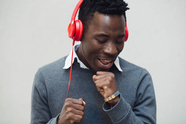 African american man listen music with headphones - Фото, зображення