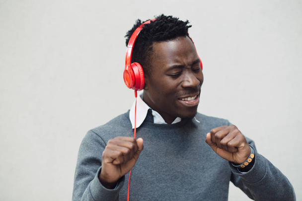 African american man listen music with headphones - Foto, Imagem