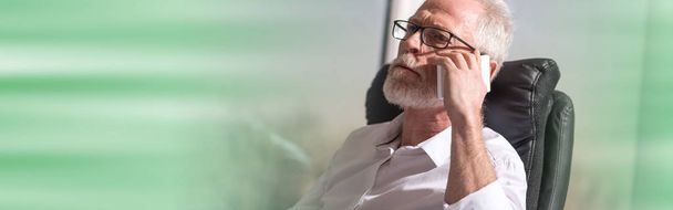 Ritratto di uomo d'affari anziano barbuto che parla al cellulare
 - Foto, immagini