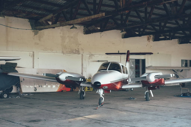 Moderní bílé ultralehká sportovní letadla v hangáru - Fotografie, Obrázek