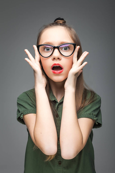 Surprised young girl with glasses - Valokuva, kuva