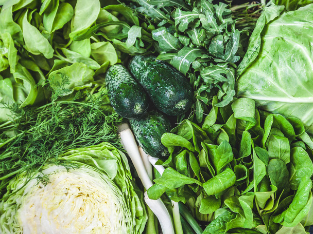 新鮮なグリーン野菜、ハーブの多くの背景 - 写真・画像