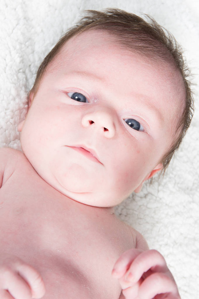 Portrait d'un nouveau-né couché sur une serviette blanche
 - Photo, image