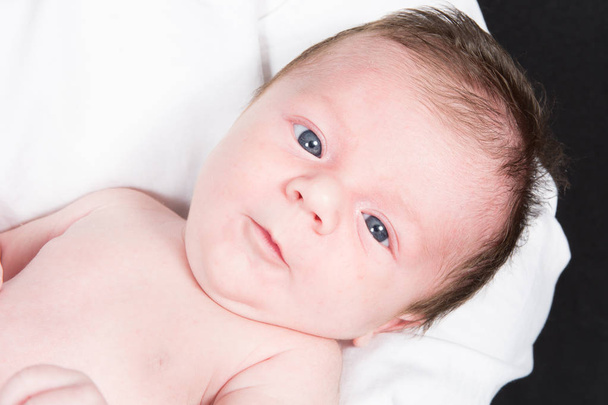Красивый новорожденный ребенок на руках
 - Фото, изображение