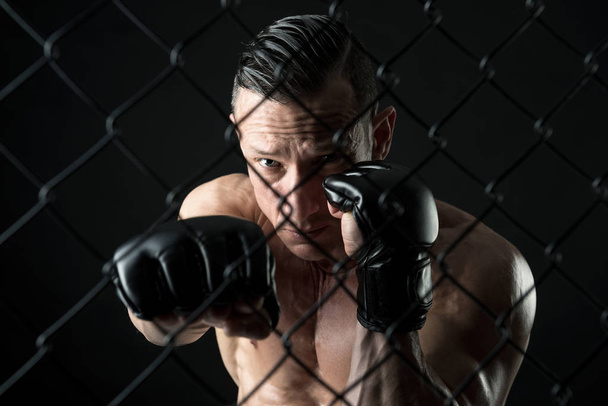 MMA atleet met handschoenen - Foto, afbeelding
