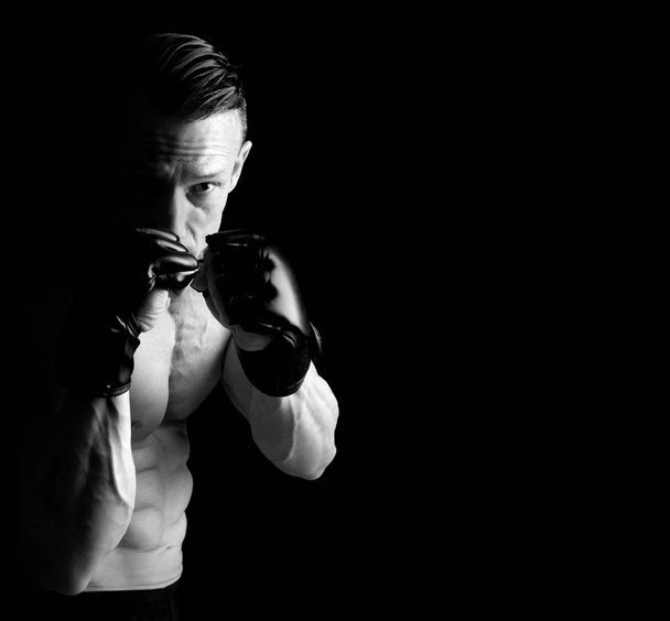 Atleta MMA con guantes
 - Foto, imagen