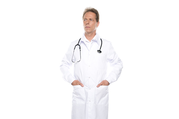 volwassen arts in witte jas  - Foto, afbeelding