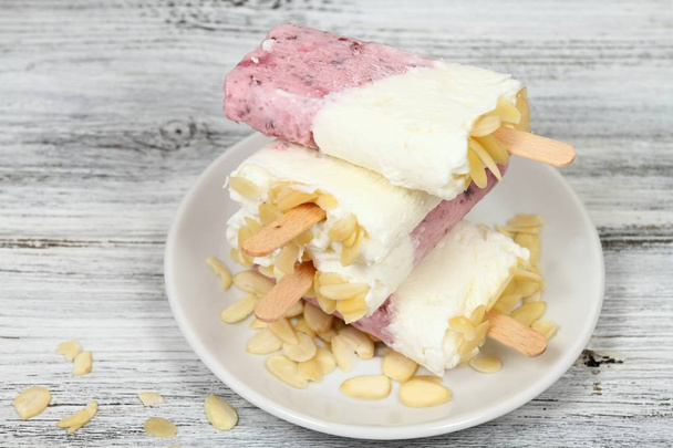 Домашній лід з полуниці і сиру з мигдальними шматочками
 - Фото, зображення
