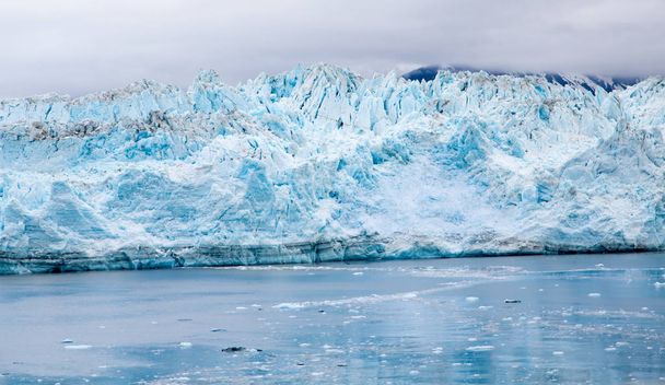 Blauwe gletsjer in ijzige kanaal - Foto, afbeelding