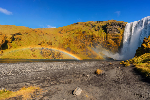 Skogafoss vesiputous sateenkaarella, Islanti, kuuma kesävaikutus
 - Valokuva, kuva