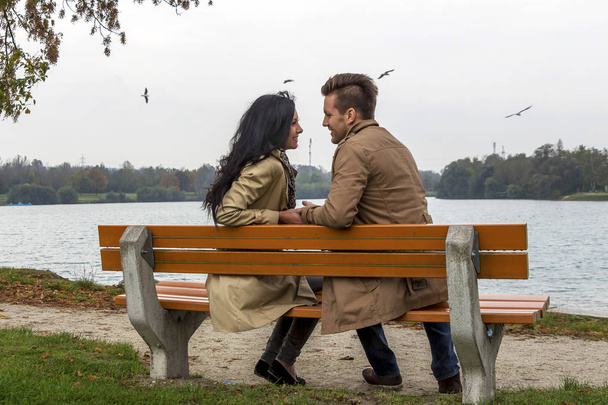 loving couple on a bench - Foto, immagini
