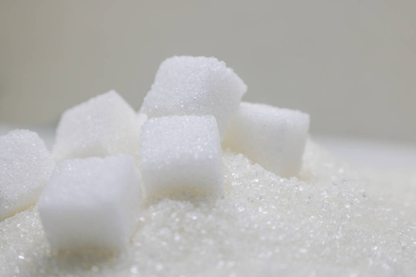 Pure refined sugar and sugar cubes. Sweet food ingredient, the d - Foto, Imagen