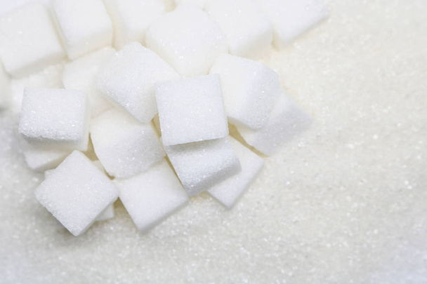 Pure refined sugar and sugar cubes. Sweet food ingredient, the d - Foto, imagen