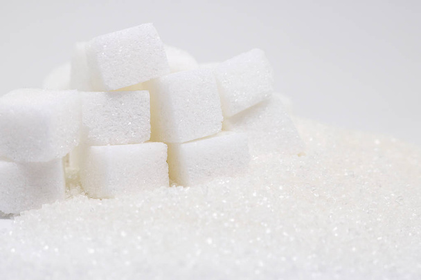 Zucchero puro raffinato e cubetti di zucchero. Ingrediente alimentare dolce, il d
 - Foto, immagini