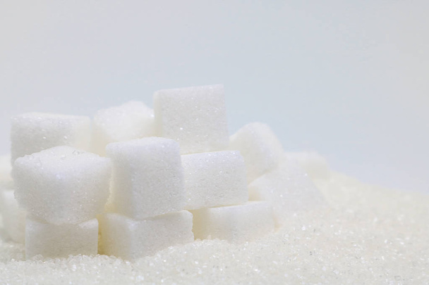 Açúcar refinado puro e cubos de açúcar. Ingrediente de comida doce, o d
 - Foto, Imagem