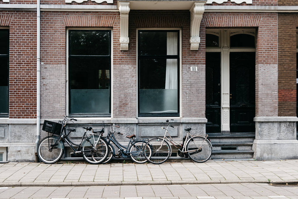 Bicycles and typical houses in Oude Pijp - 写真・画像
