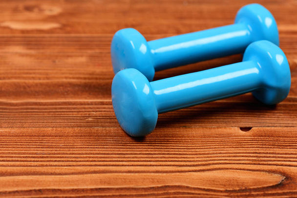workout concept, blue dumbbells on brown vintage wooden - Foto, Bild