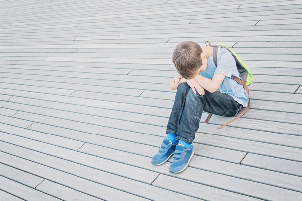 Triste, solitária, infeliz, criança decepcionada sentada sozinha no chão ao ar livre
 - Foto, Imagem