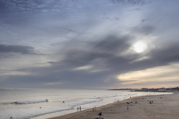 カルカヴェロス、ポルトガルにサーファーズのビーチに沈む夕日 - 写真・画像