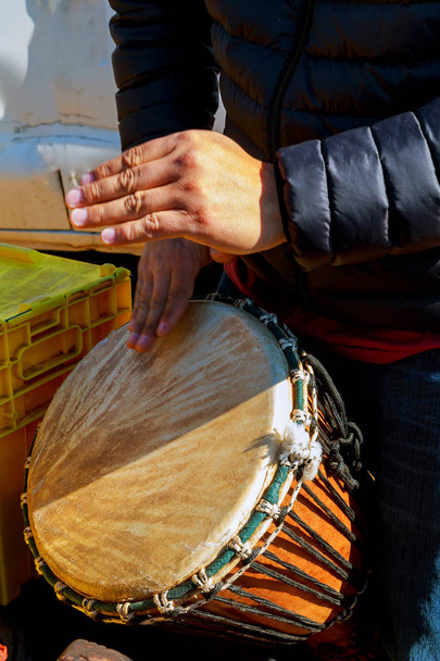 Мужчина, играющий на африканском барабане Джембе
 - Фото, изображение