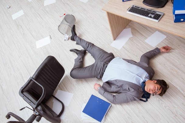 Επιχειρηματίας νεκρός στο πάτωμα του γραφείου - Φωτογραφία, εικόνα