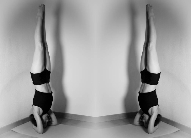 Duas mulheres fazendo ioga posição um na frente do outro
 - Foto, Imagem