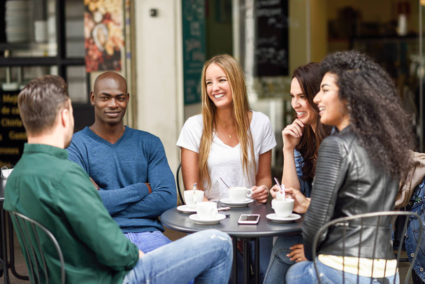 Groupe multiracial de cinq amis prenant un café ensemble
 - Photo, image