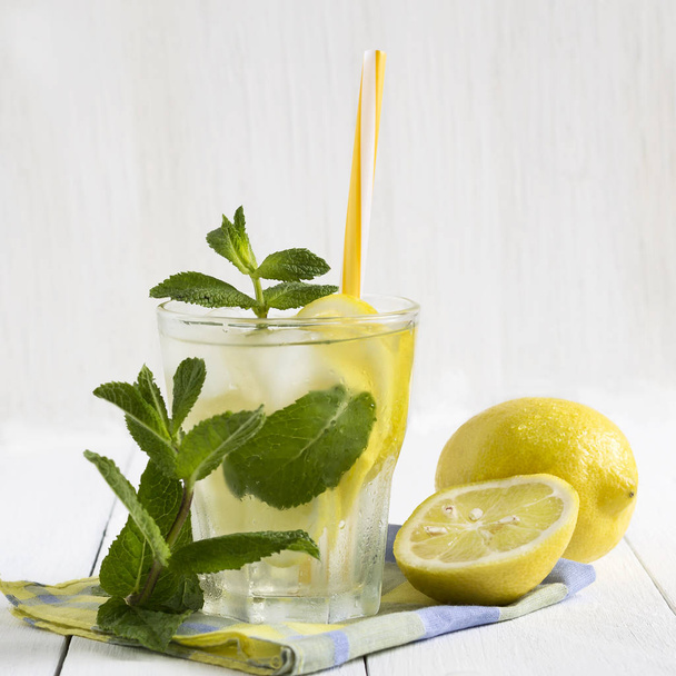 Детоксикационная вода с лимоном и свежими листьями мяты. Здоровый образ жизни
 - Фото, изображение