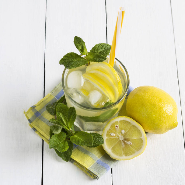 Disintossicare l'acqua con limone e foglie di menta fresca. Stile di vita sano
 - Foto, immagini