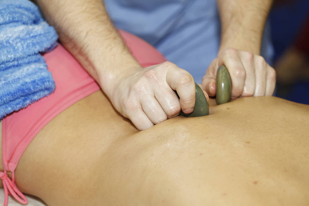 масажист робити масаж
 - Фото, зображення