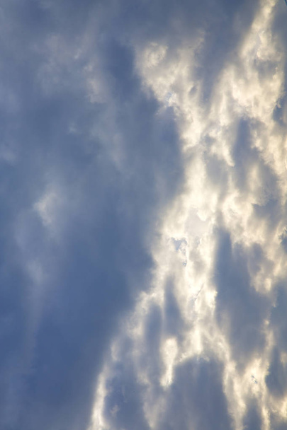 busto gökyüzü ve güneş ışını - Fotoğraf, Görsel
