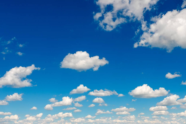 背景としてふわふわの雲と青空  - 写真・画像