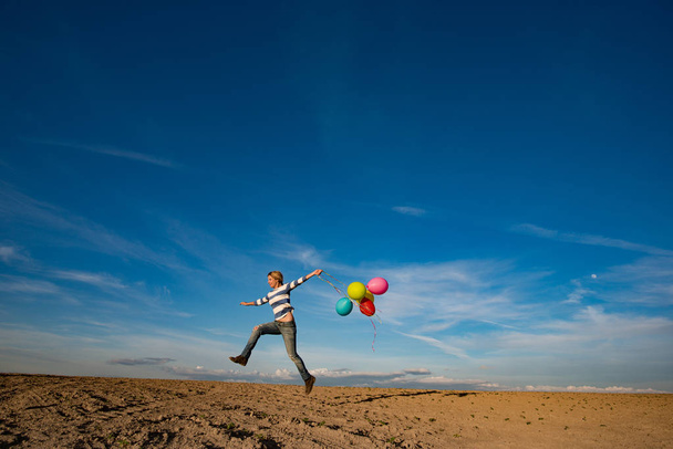 glückliche Frau springt mit Spielzeug-Luftballons - Foto, Bild