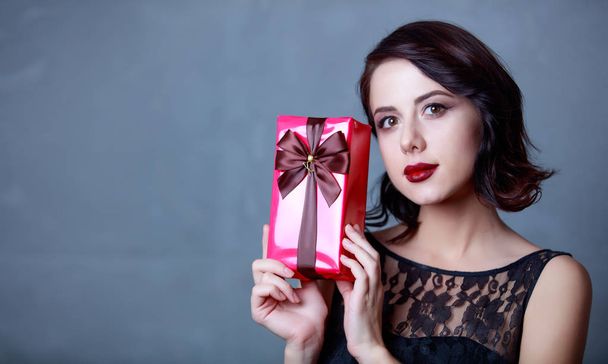 Mujer sosteniendo caja de regalo
 - Foto, imagen