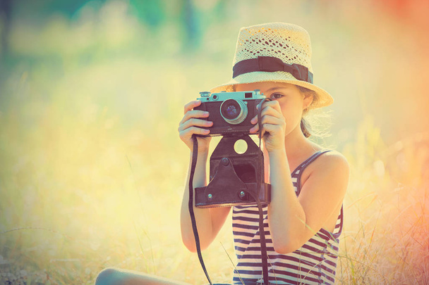 レトロカメラを持つ女の子 - 写真・画像