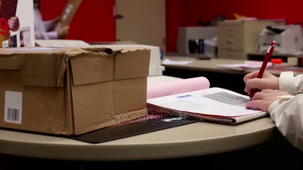 Κίνηση του γυναίκα picking δέμα και υπογραφή όνομα στο ταχυδρομείο μέσα postnet ρητή γραφείο - Πλάνα, βίντεο
