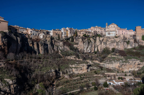 Zobacz do wiszących domów starego miasta Cuenca. Przykładzie średniowiecznego miasta, zbudowany na strome zbocza góry. Wiele domów zbudowanych aż do krawędzi urwiska. Cuenca, Hiszpania - Zdjęcie, obraz