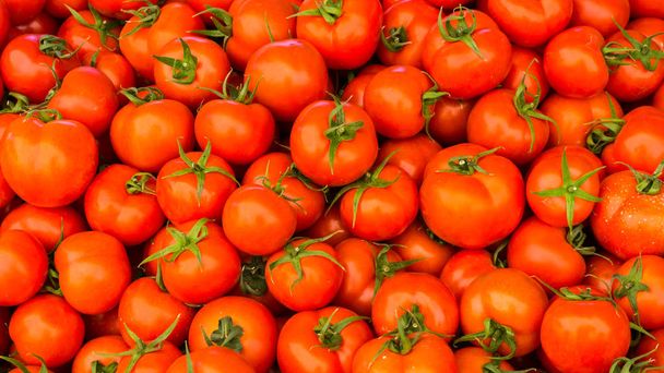 Punaisten kypsien tomaattien ryhmä - Valokuva, kuva