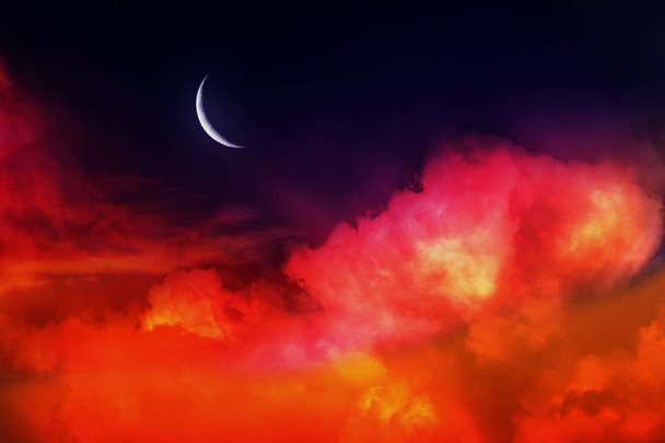  Naplemente vagy napfelkelte felhőkkel, fénysugarakkal és más légköri hatással  - Fotó, kép