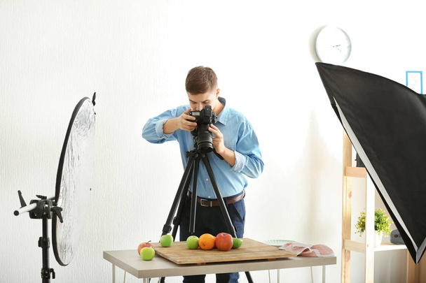 man photographing food - Foto, afbeelding