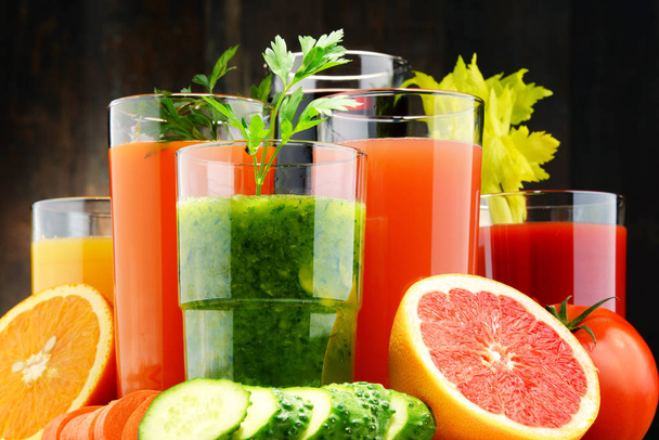 Vasos con jugos orgánicos frescos de frutas y verduras
 - Foto, imagen