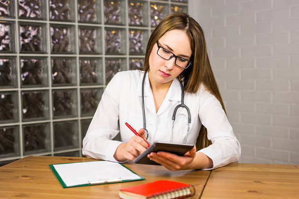 zdravotní péče, technologie a medicíny koncept - usmívající se žena doktora s stetoskop a tablet pc počítač. - Fotografie, Obrázek