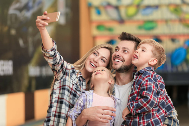 Family taking selfie at bowling club - Φωτογραφία, εικόνα