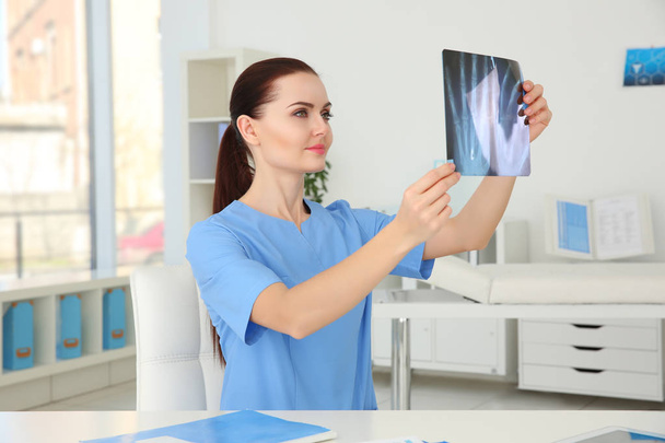 orthopedist looking on x-ray - Fotoğraf, Görsel