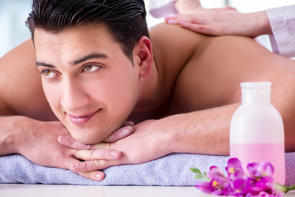 Przystojny mężczyzna w koncepcji masażu spa - Zdjęcie, obraz