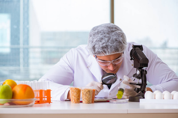 Nutrição especialista em testes de produtos alimentares em laboratório - Foto, Imagem