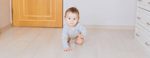 Aranyos csúszó vicces baby boy beltéri otthon - Fotó, kép