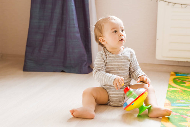 Şirin bebek çocuk yürümeye başlayan çocuk kapalı oyuncakla oynamak - Fotoğraf, Görsel